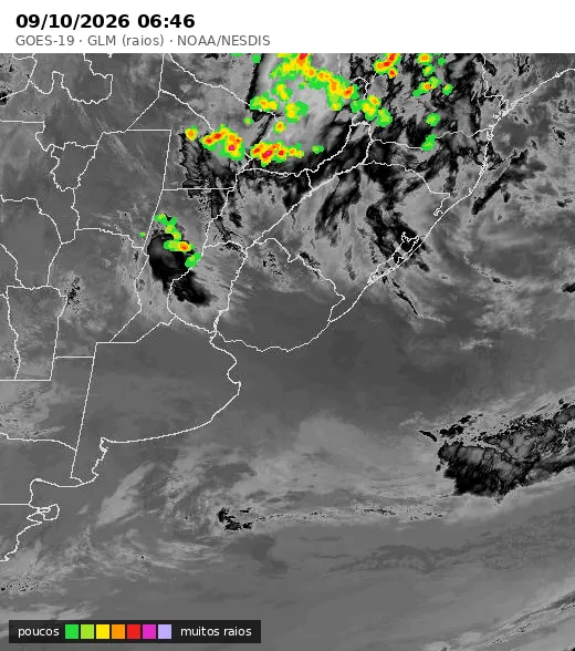 Mapa de raios do satélite GOES-19 sobre o Rio Grande do Sul: pontos coloridos de poucos a muitos raios sobre as nuvens altas em cinza, com a hora da imagem